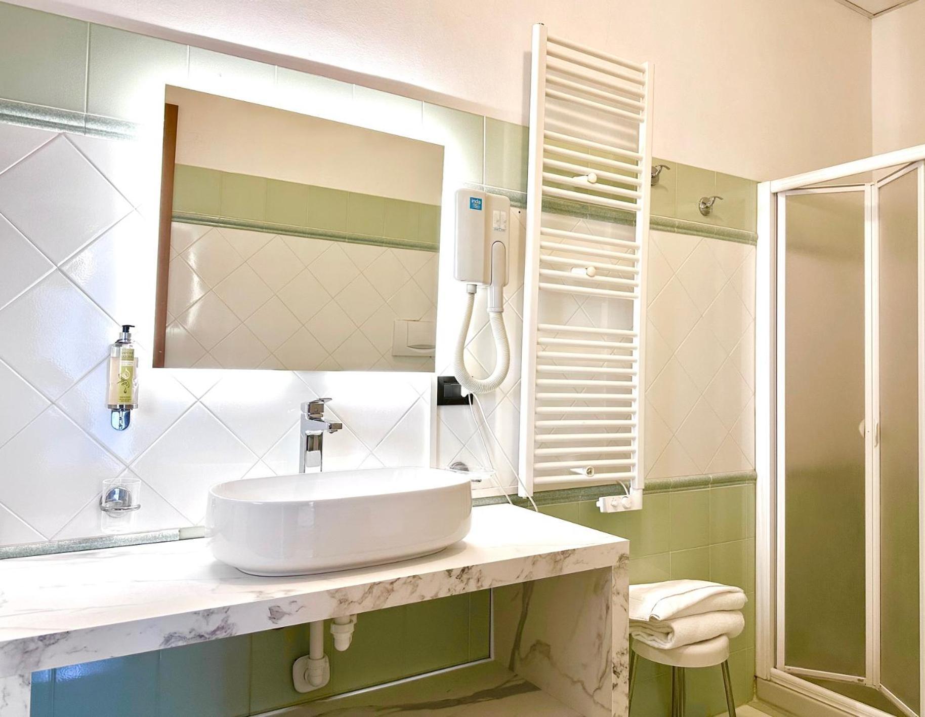 Hotel Leonardo ブレシア エクステリア 写真